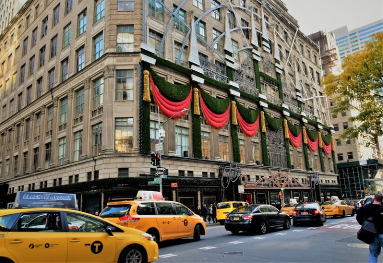 Saks 5th avenue new york city during christmas season