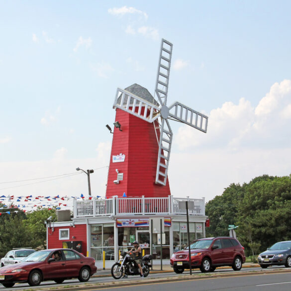 The windmill is a chain of restaurants located mostly at new jersey shore. It serves fast food and its famous for the best hamburgers and hot dogs. Long branch,nj