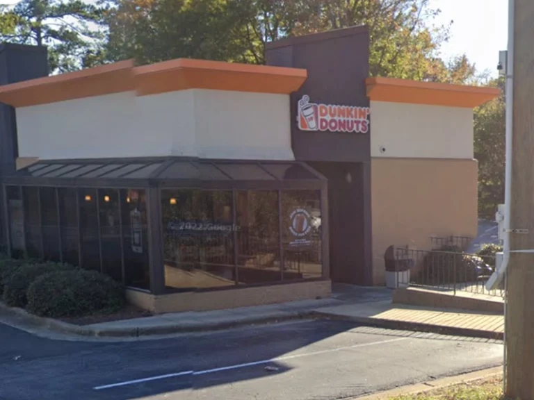 Gunman robs dunkin’ donuts in new castle, escapes with cash - photo licensed by shore news network.