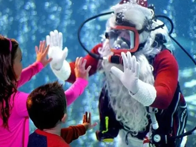 Scuba Diving Santa Welcomes Children at Aquarium in Camden