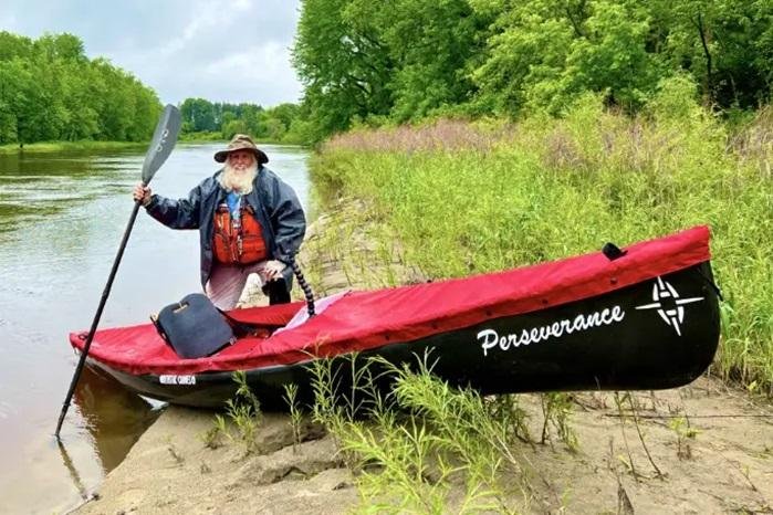 87-Year-Old Paddles to Record Along Mississippi River