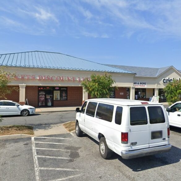 Police find children left in car unattended, mom found drunk, inside bar with gun - photo licensed by shore news network.