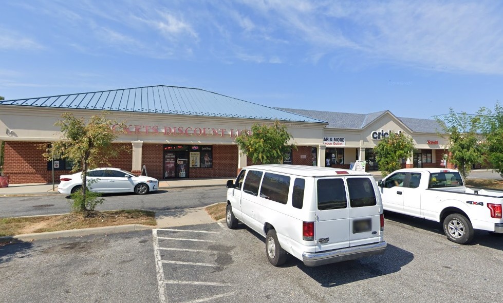 Police Find Children Left In Car Unattended, Mom Found Drunk, Inside Bar with Gun