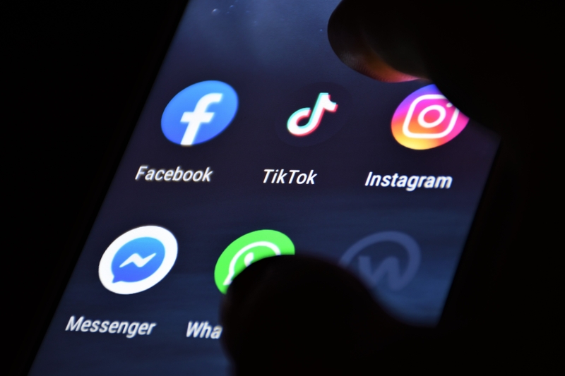arious app, Facebook, Instagram, TikTok logo, app icon, logo displayed on a modern smartphone with various apps, banned, oracle