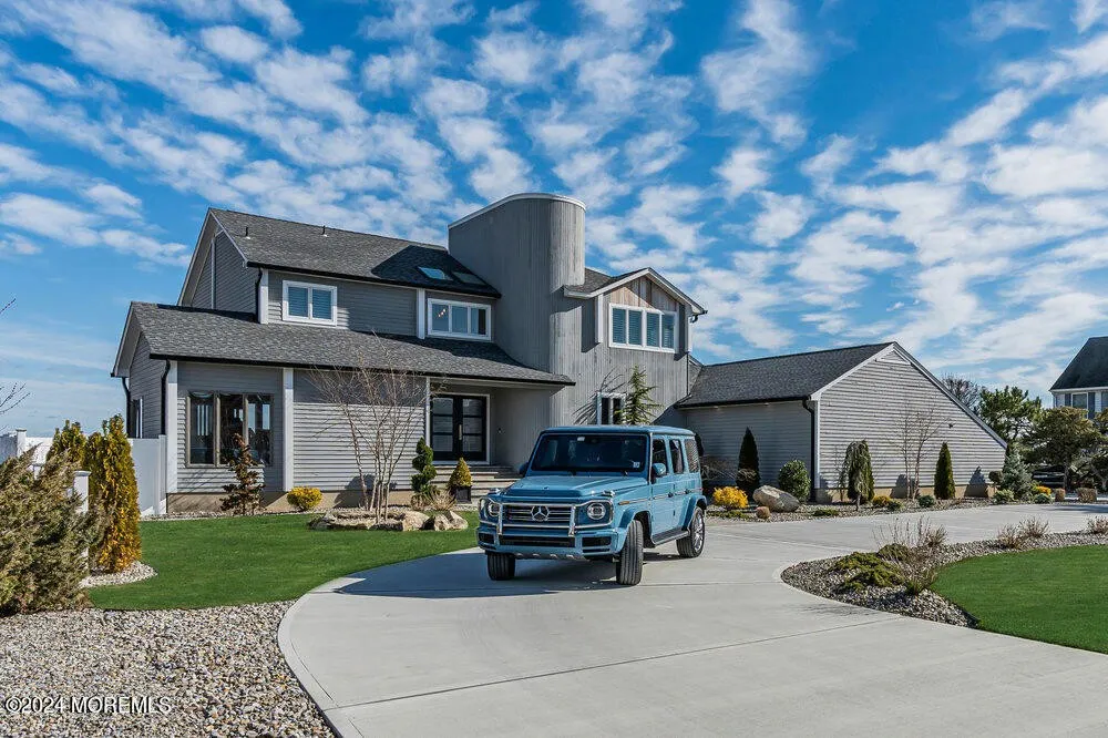 Luxurious Waterfront Estate In Toms River