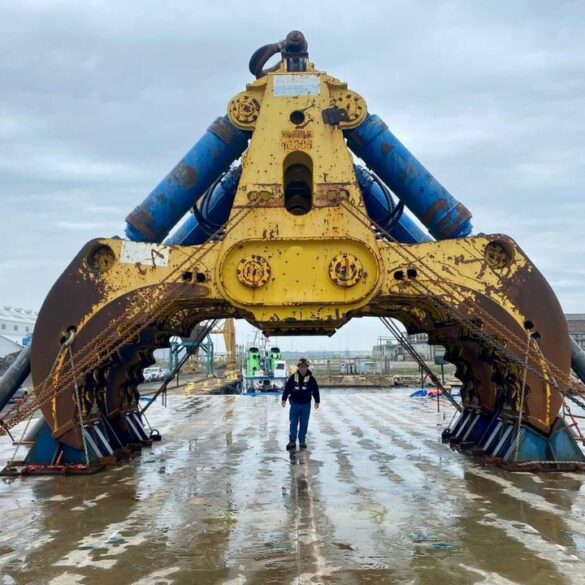 Massive hydraulic salvage grab arrives for fsk bridge collapse recovery effort - photo licensed by shore news network.