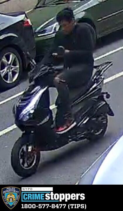 Motorcycle Bandit Snatches Neckless from Woman in NYC Motorcycle Bandit Snatches Neckless from Woman in NYC