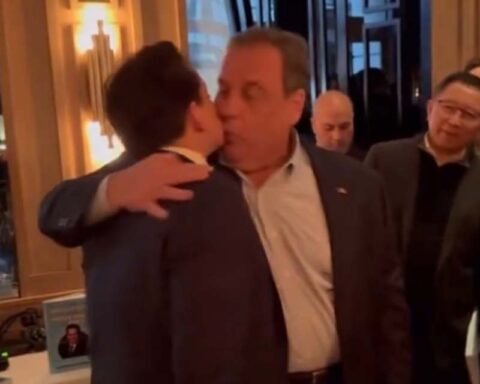 Chris Christie kissing former Trump press officer Anthony Scaramucci. Video by ALX/ Twitter/X