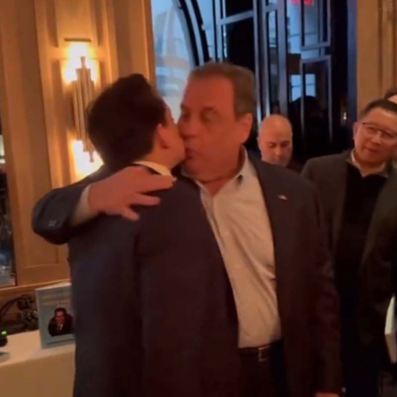 Chris Christie kissing former Trump press officer Anthony Scaramucci. Video by ALX/ Twitter/X