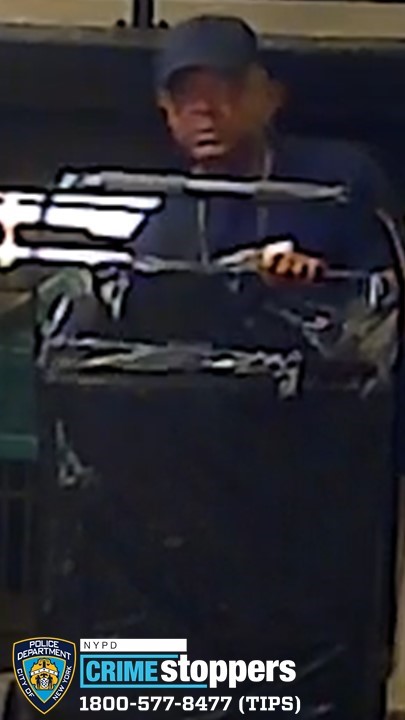 Elderly Man Slashed in New York Subway Robbery Attempt Elderly Man Slashed in New York Subway Robbery Attempt