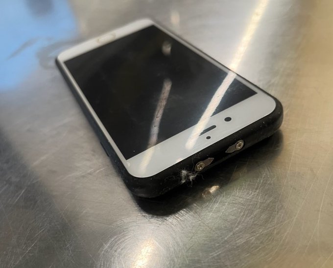 TSA Discovers Stun Gun Disguised as Cellphone at Washington National Airport
