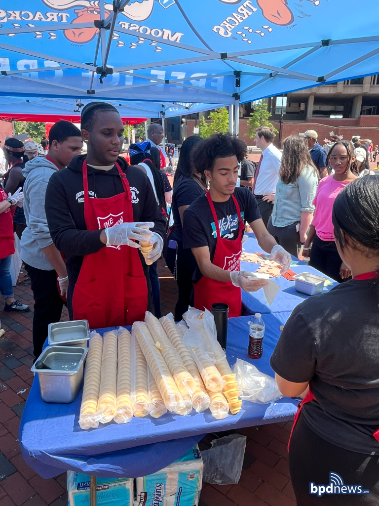 Boston Police Join Salvation Army’s Moose Tracks 10,000 Scoop Challenge
