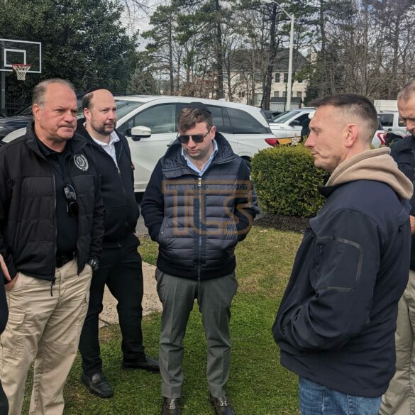 Trjcc meets with chief little during rash of home invasions. Photo by the lakewood scoop.