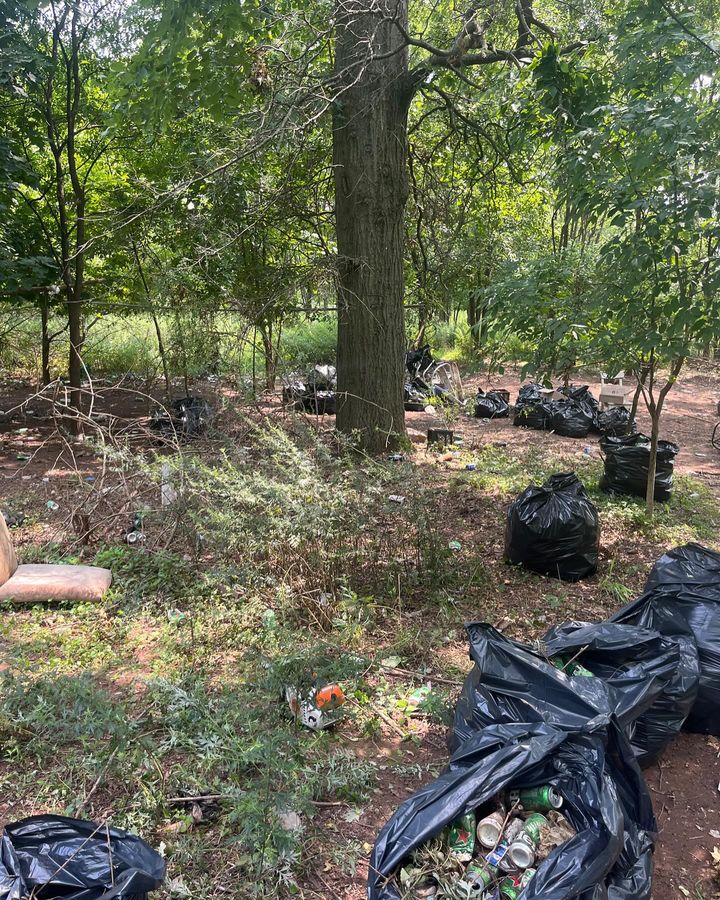 Newark Community Service Officers Lead Cleanup at Ivy Hill Apartments
