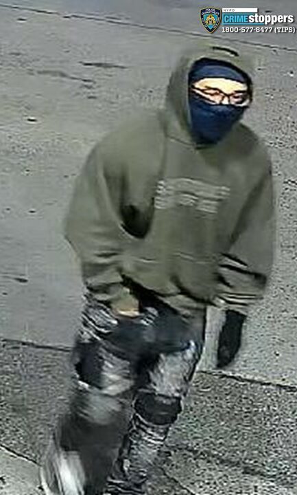 Thieves flee with $300 after gunpoint robbery in Queens