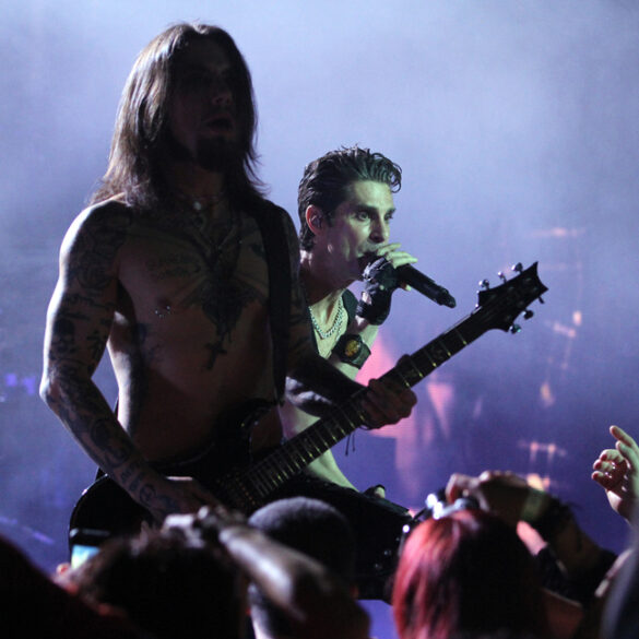 Tensions explode as jane’s addiction fights on stage during boston concert - photo licensed by shore news network.