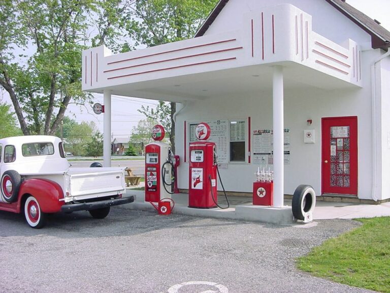 Roadside americana is alive and well at this vintage new york ice cream shop - photo licensed by shore news network.