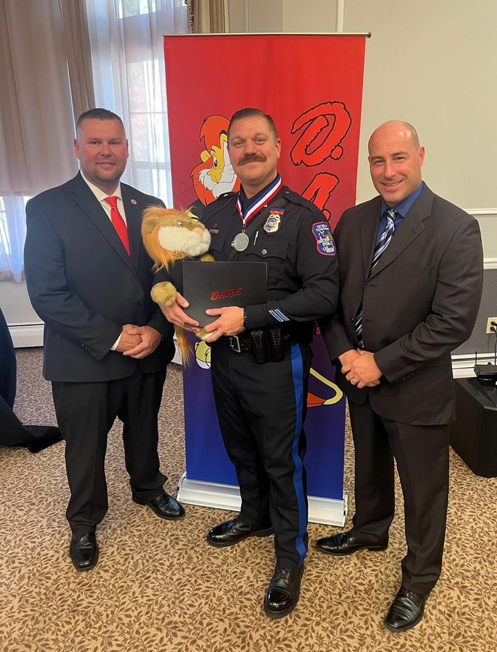 Patrolman Moller Graduates from DARE Training