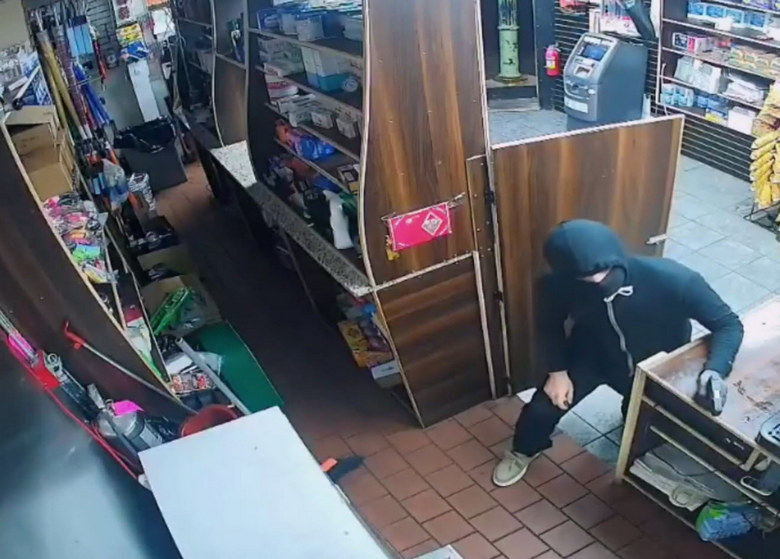 Philadelphia police seek suspect in deli robbery involving pepper spray and gun