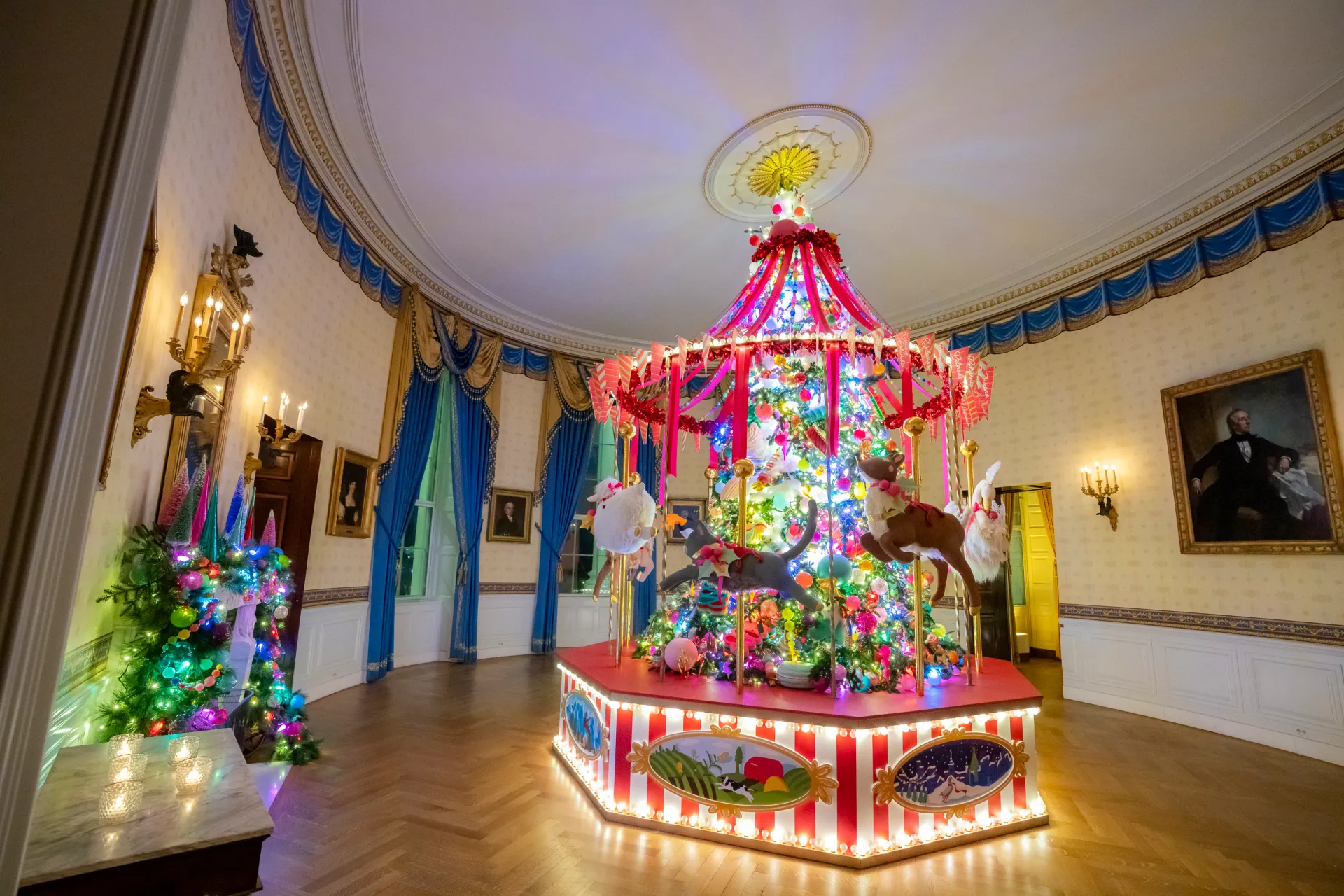 This Year's White House Christmas Displays Somewhat Tacky, Critics Say