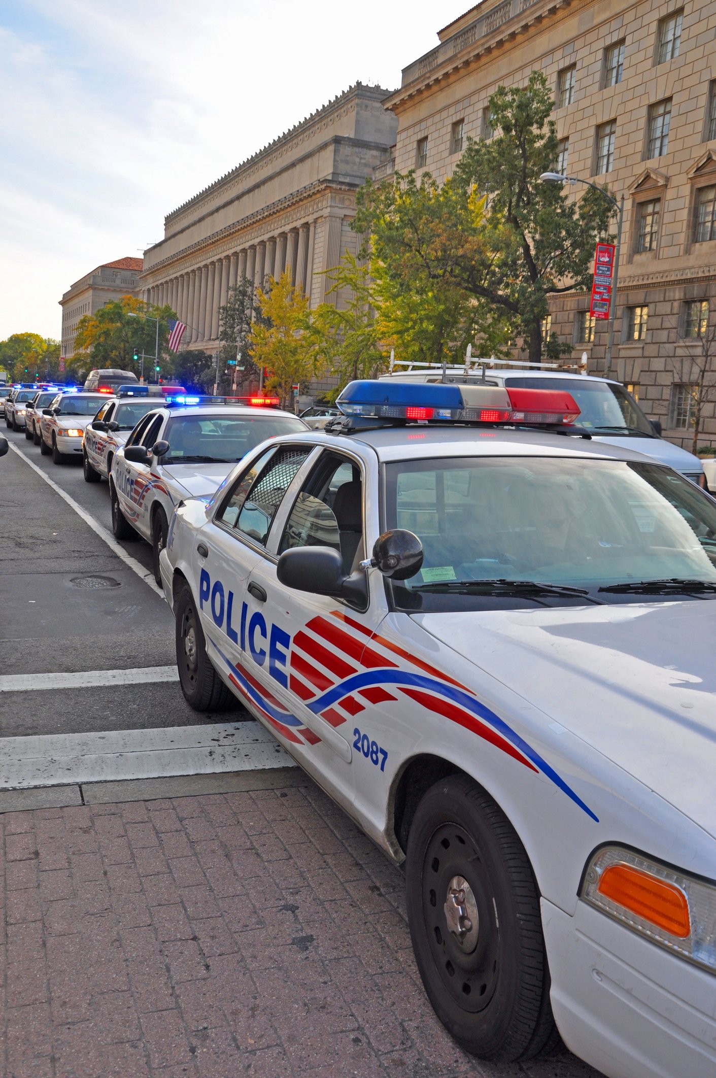 Woman leaps from moving car to escape gunpoint abduction in Bethesda