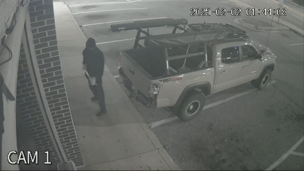 Burglars smash into Northeast DC business and flee with stolen goods