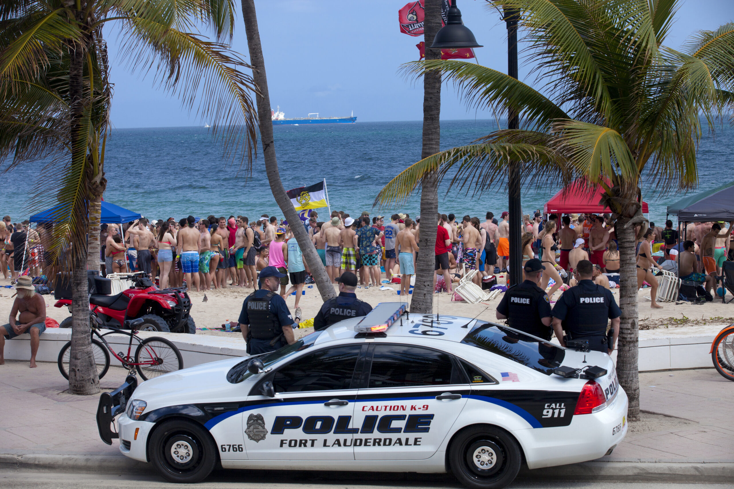 Hundreds of teens swarm Fort Lauderdale beach, triggering police response and brief shutdown