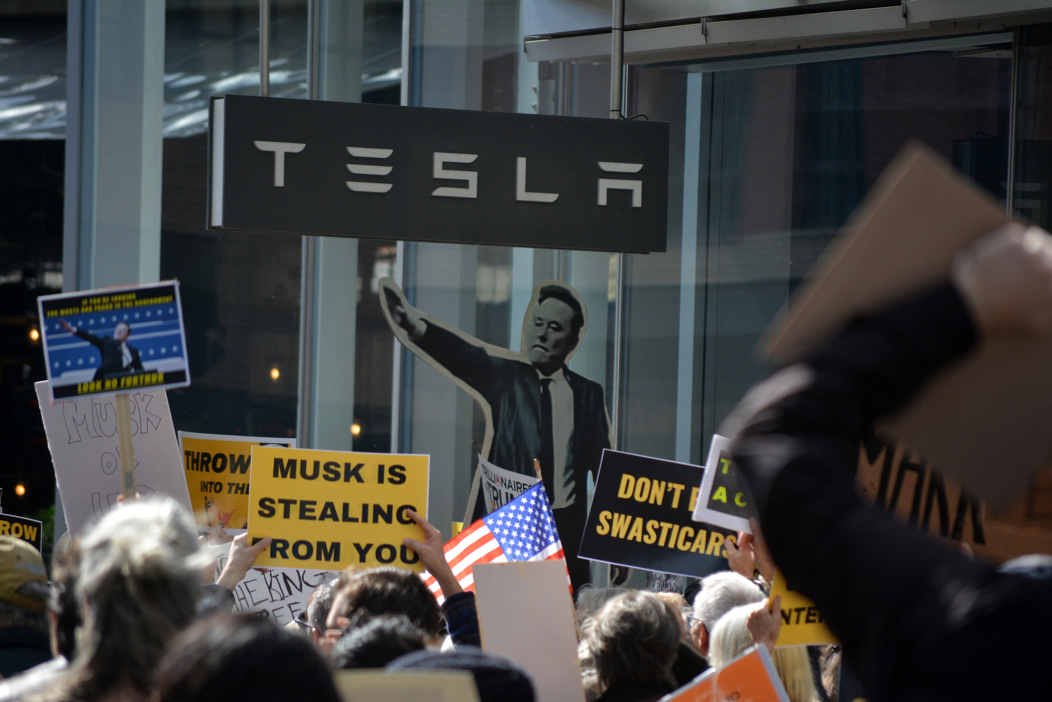 Letter: Please Stop Throwing Stuff at Tesla Drivers, We Are With You