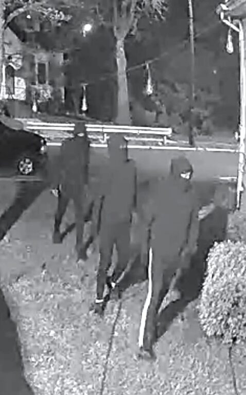 Brazen burglars strike two South River homes within minutes