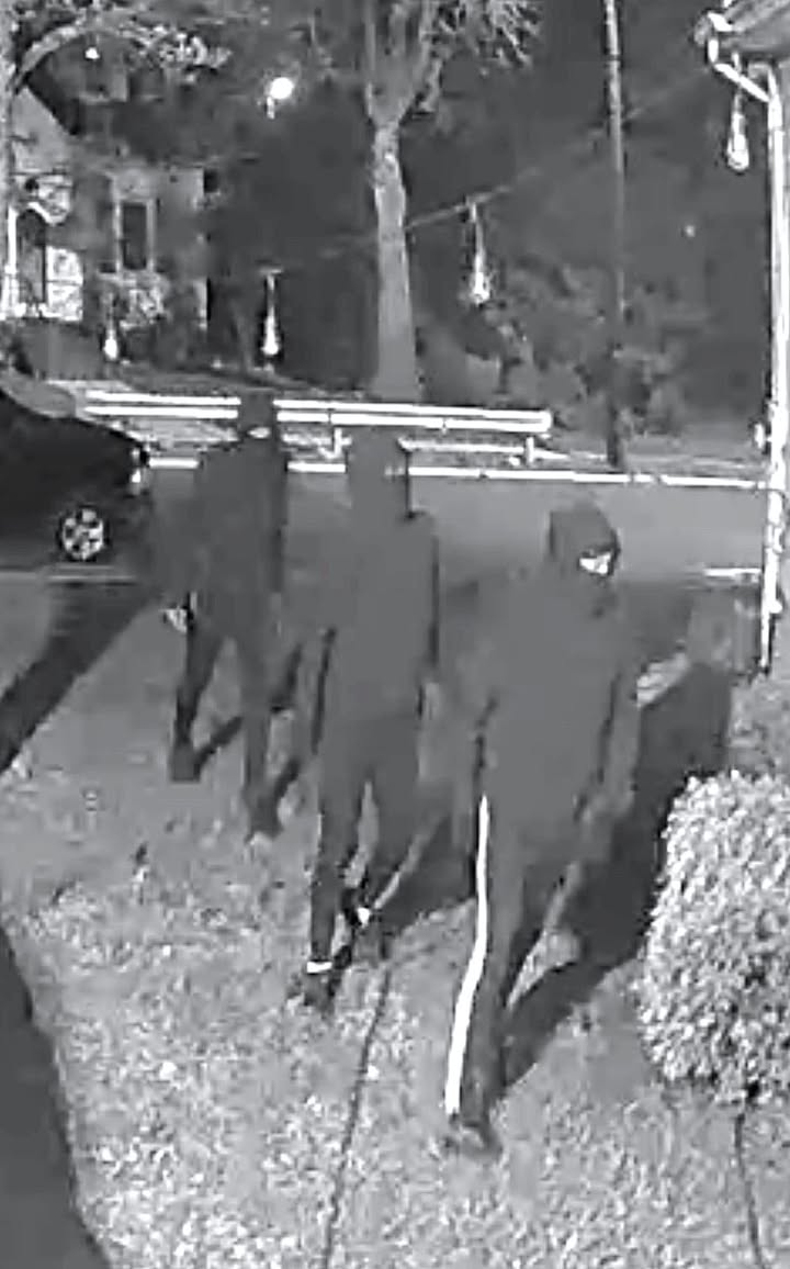 Brazen burglars strike two South River homes within minutes
