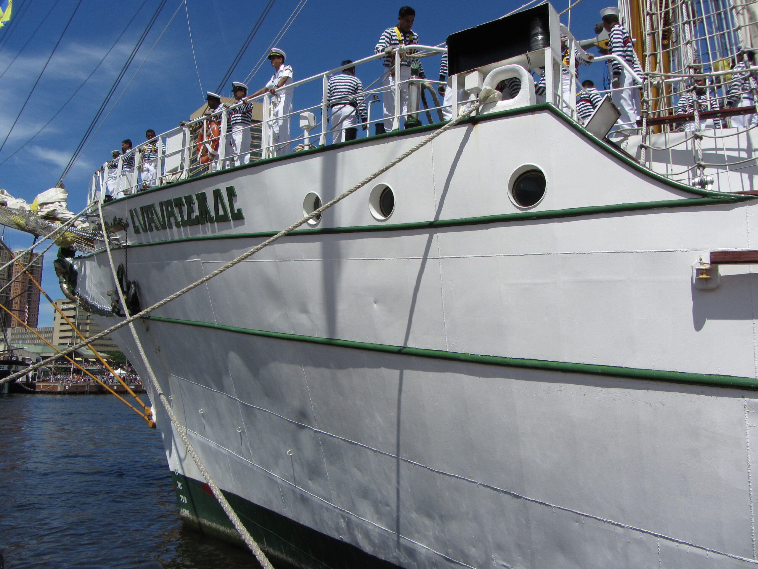 Mexican Navy training ship strikes Brooklyn Bridge, injures 19