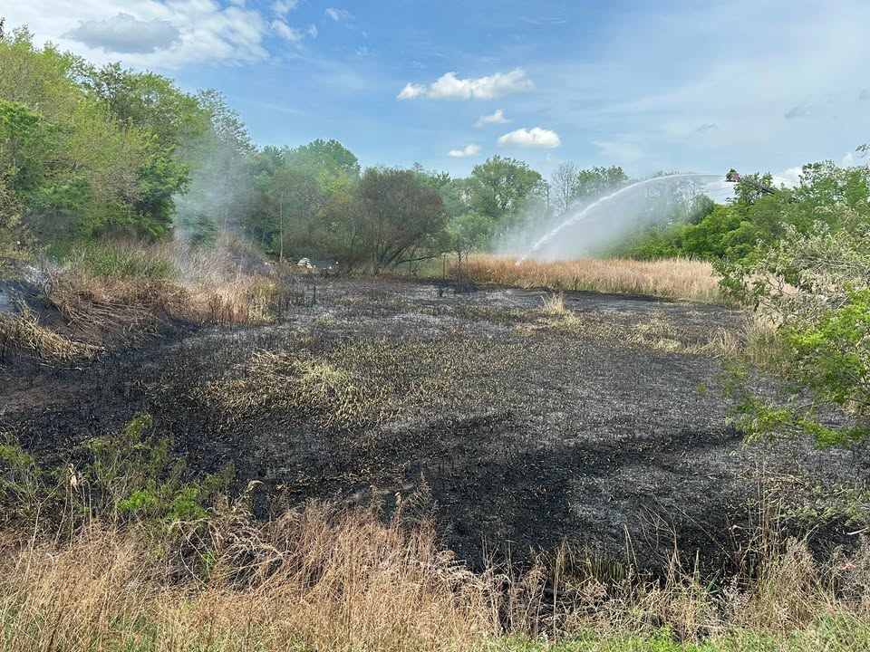 Wind-driven brush fire burns along Riverview Drive in Perth Amboy Wind-driven brush fire burns along Riverview Drive in Perth Amboy