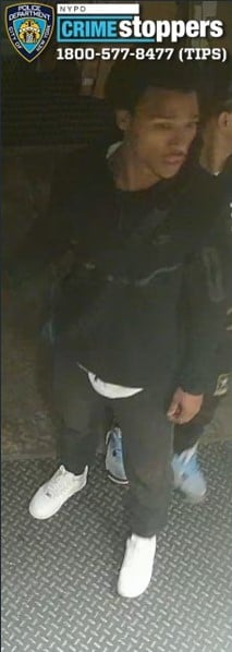 Group of six robs man at knifepoint inside Chambers Street subway station Group of six robs man at knifepoint inside Chambers Street subway station