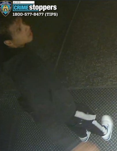 Group of six robs man at knifepoint inside Chambers Street subway station Group of six robs man at knifepoint inside Chambers Street subway station