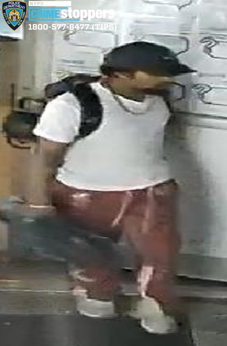 Burglars steal cash and merchandise from Bronx store, flee on foot