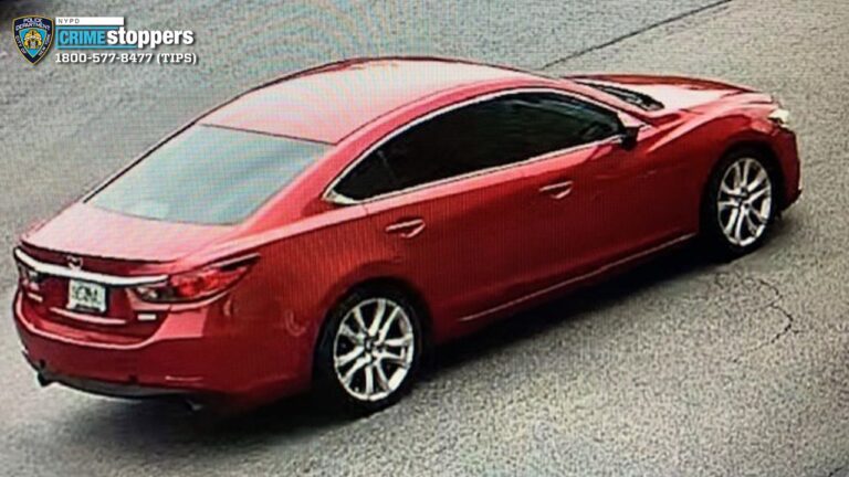 Thief smashes car window and steals handbag in staten island parking lot - photo licensed by shore news network.