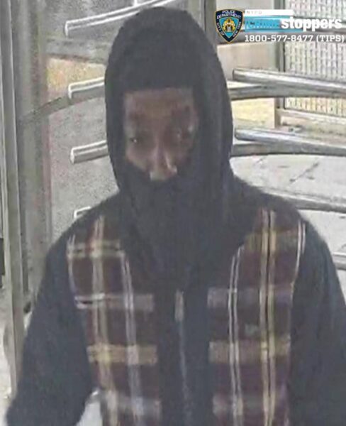 Man slashed with scissors during dispute on Harlem subway platform
