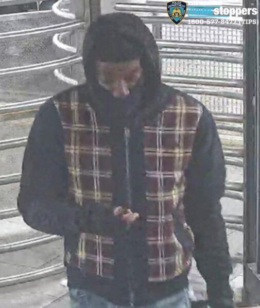 Man slashed with scissors during dispute on Harlem subway platform