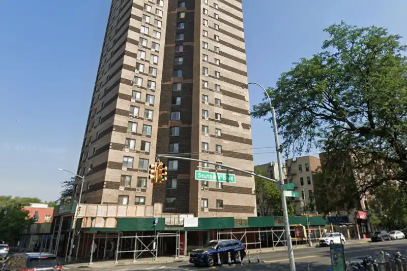 BRONX, N.Y. – A 25-year-old man was found fatally shot inside a building on Southern Boulevard Sunday evening, according to police.