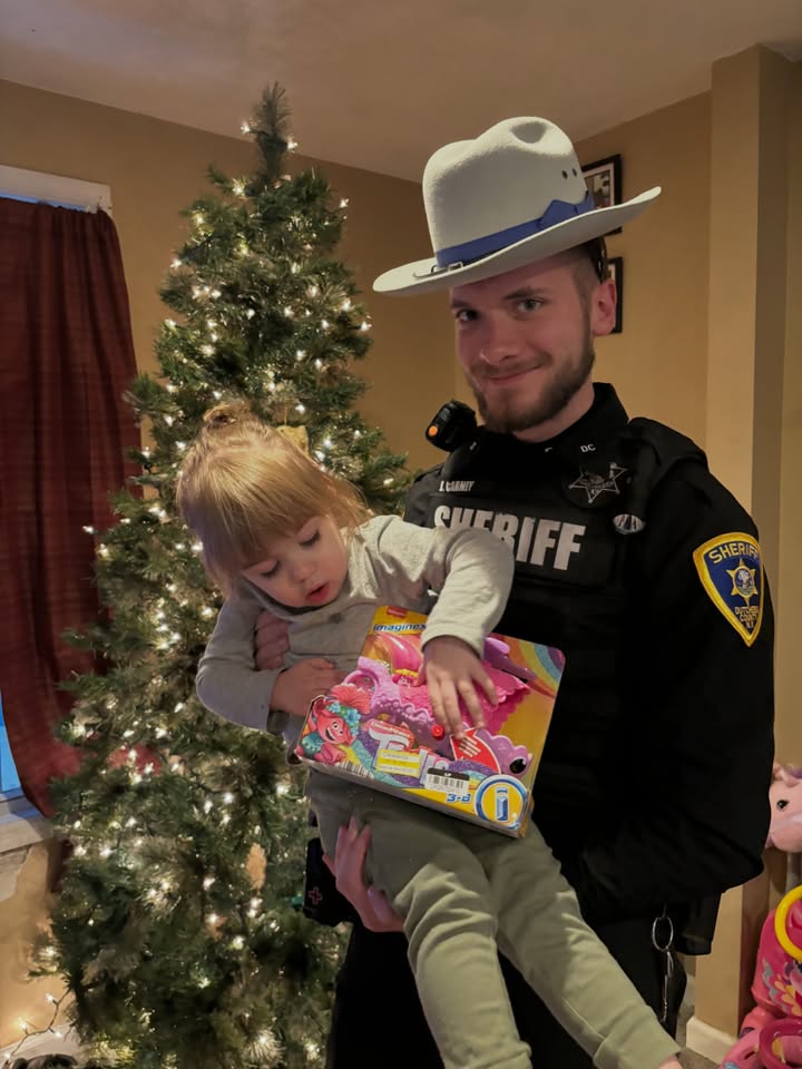 Deputies surprise family after 3-year-old’s presents were stolen Deputies surprise family after 3-year-old’s presents were stolen