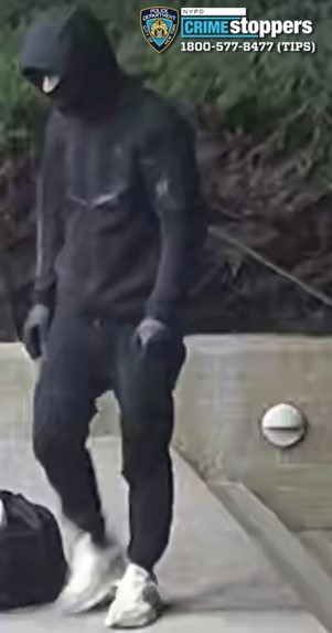 Trio in ski masks rob man of K in cash and jewelry near Washington Bridge