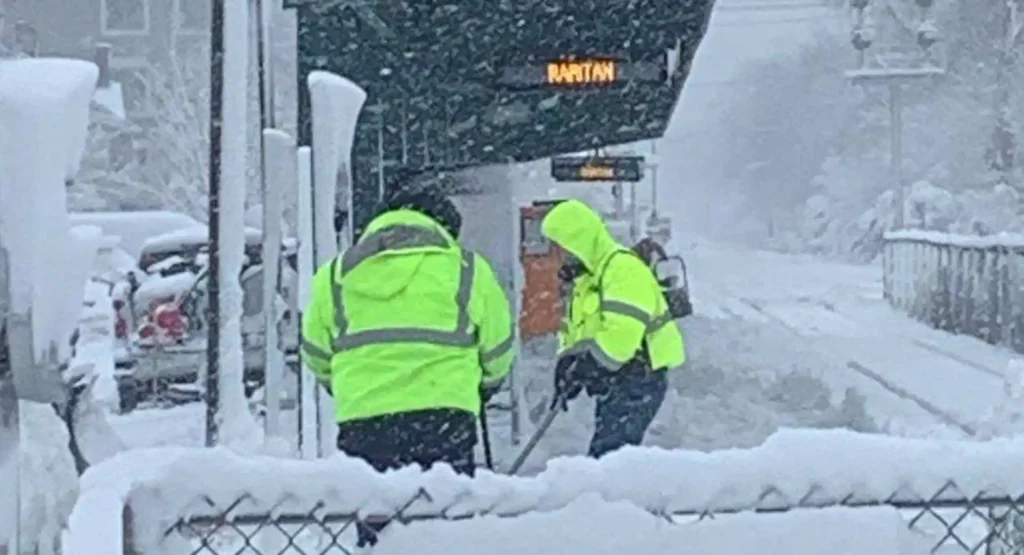 Nj transit suspends rail, bus service monday amid heavy snow