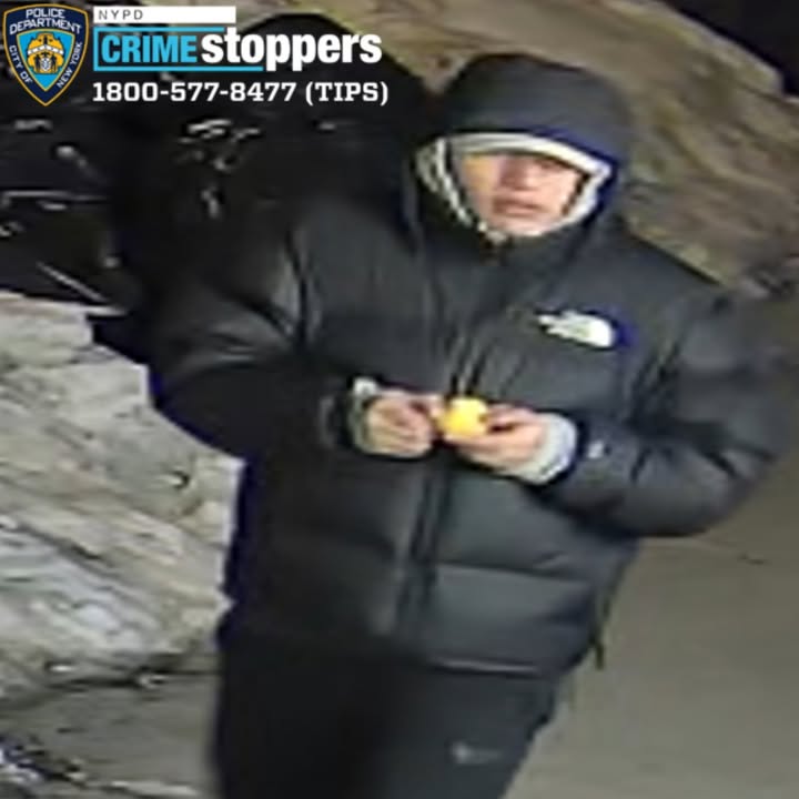 NYPD search for suspect who choked and robbed man in Queens