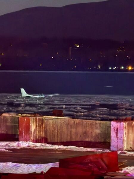 Plane crashes into icy Hudson River near Newburgh, occupants safe Plane crashes into icy Hudson River near Newburgh occupants safe