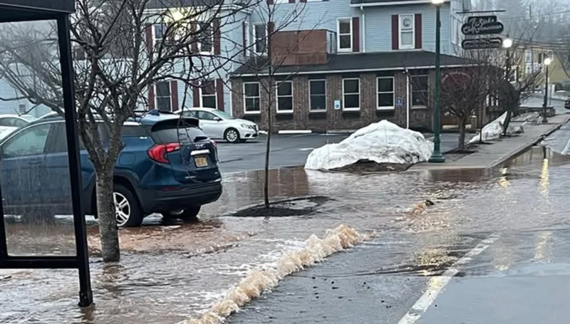 Clarkstown police: water main break closes road in congers