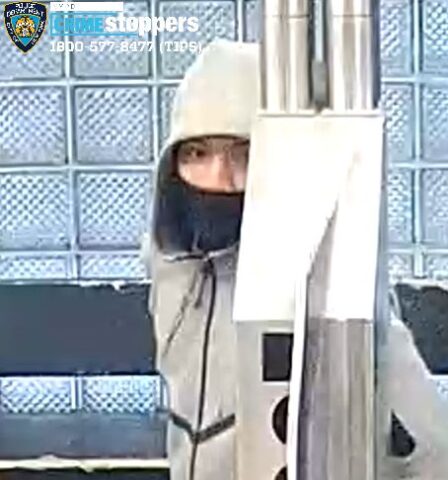 Teen confronted by knife wielding suspects in queens robbery