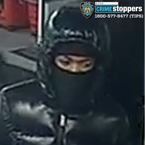 NYPD Searching for Suspects After CVS Worker Assaulted at Manhattan Store