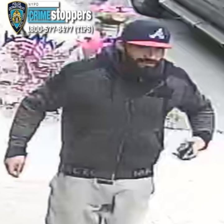 NYPD searches for suspect in Bronx robbery involving knife threat