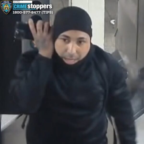 Nypd searches for suspect in necklace snatching at times square subway station Nypd searches for suspect in necklace snatching at times square subway station