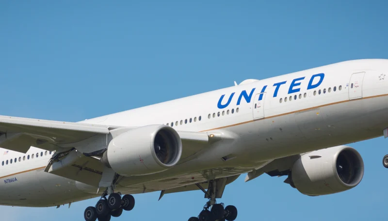 Watch: united airlines plane strikes bread truck on turnpike, injuring driving before safely landing